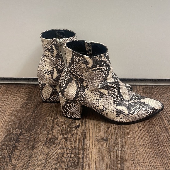 MOD ON TREND | Snakeskin Ankle Booties - Picture 2 of 4